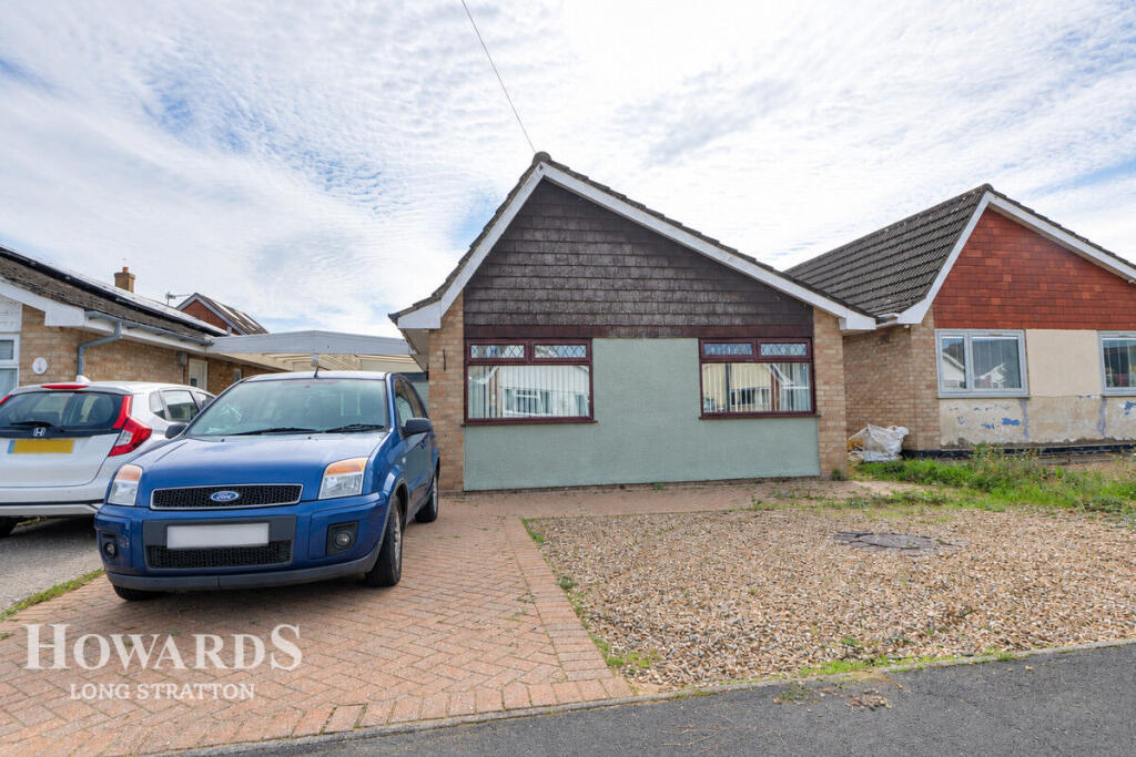 2-bed detached on Whitehouse Drive, Long Stratton, £230,000
