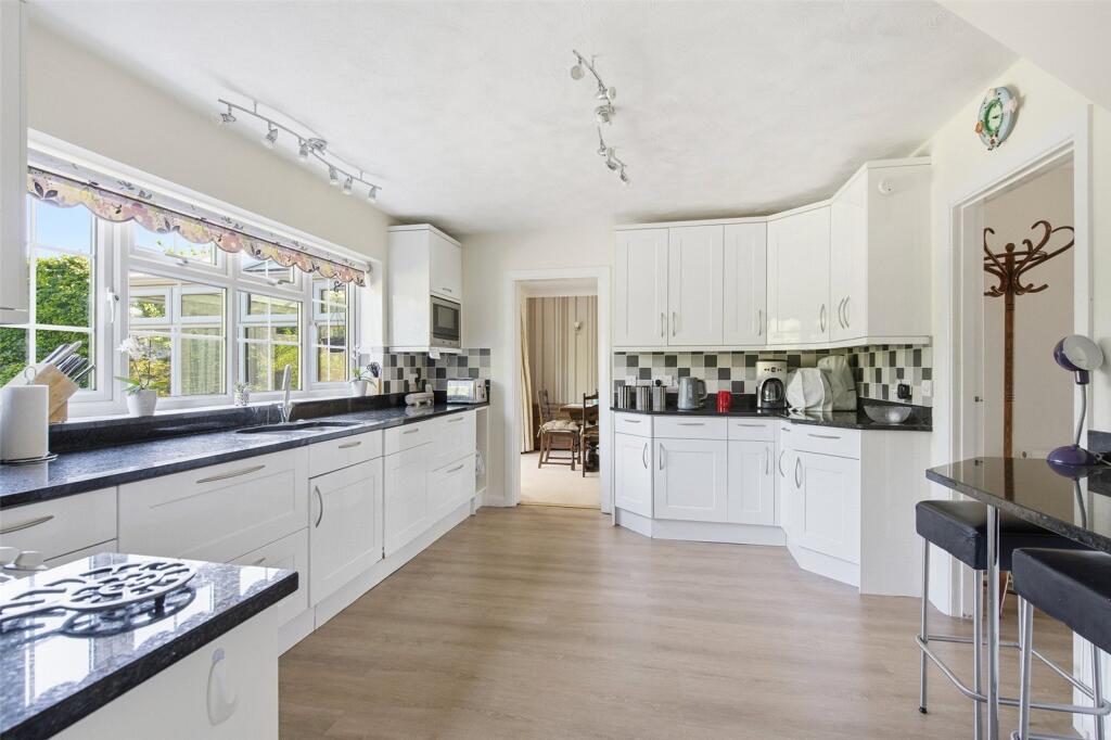 Chenies Avenue, Little Chalfont, Buckinghamshire, HP6 photo 2