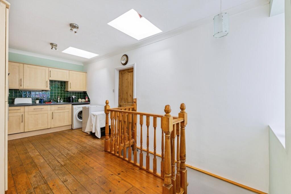 House in Torquay, Torbay - More