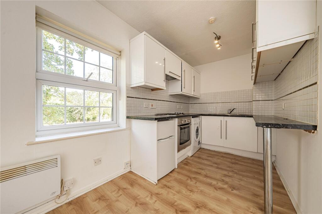 Apartment in Teddington, Hampton Hill - View 3