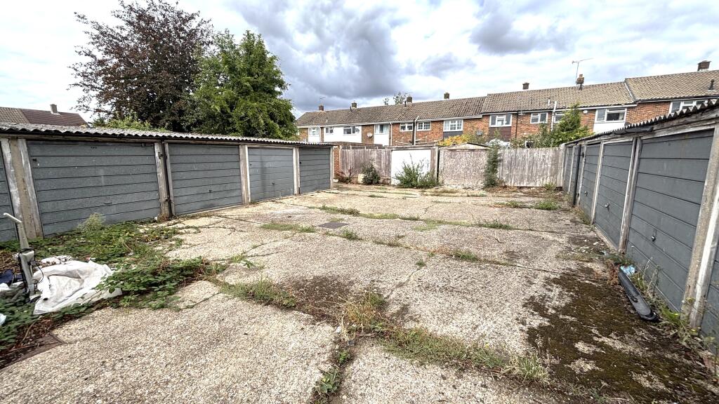 Garages at Marescroft Road, Berkshire, SL2 2LN photo 2