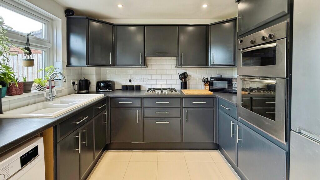Shoreland Close, Westbury photo 5