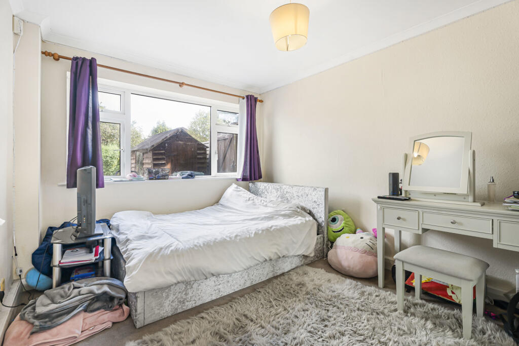 Apartment in Sunbury-on-Thames, Surrey - View 4