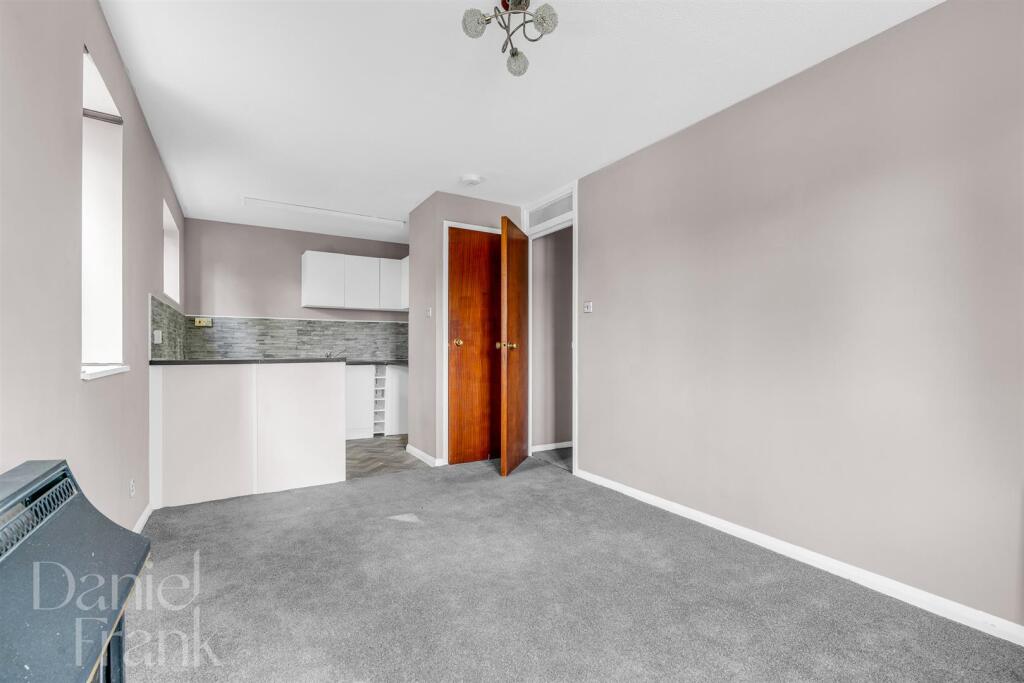 Wellington Road, North Weald, Epping photo 3