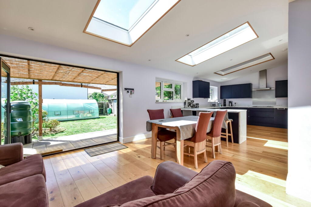 Robin Hood Drive, Bushey, WD23 2BY - View 5