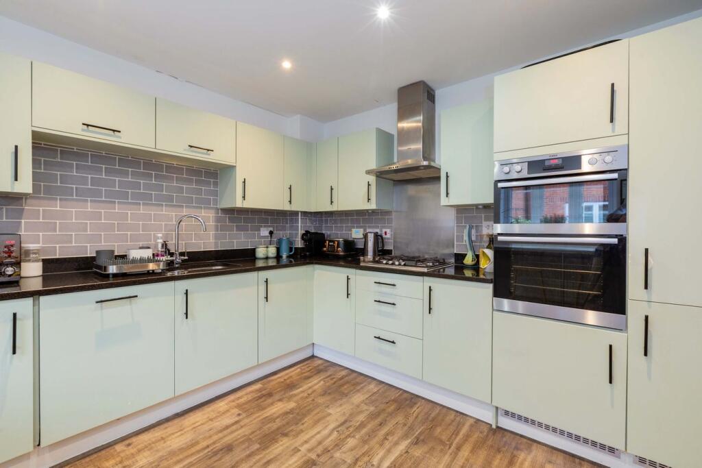 House in Slough, Windsor and Maidenhead - More