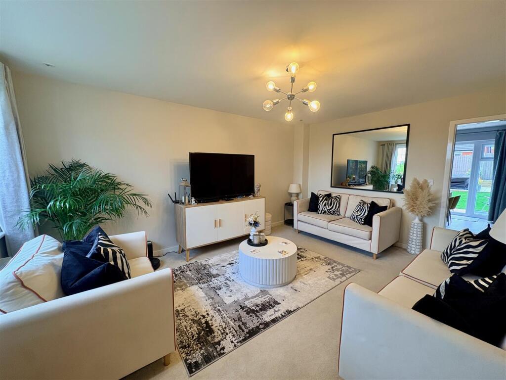 3, Marshall Way, Bilbrook, Wolverhampton photo 4