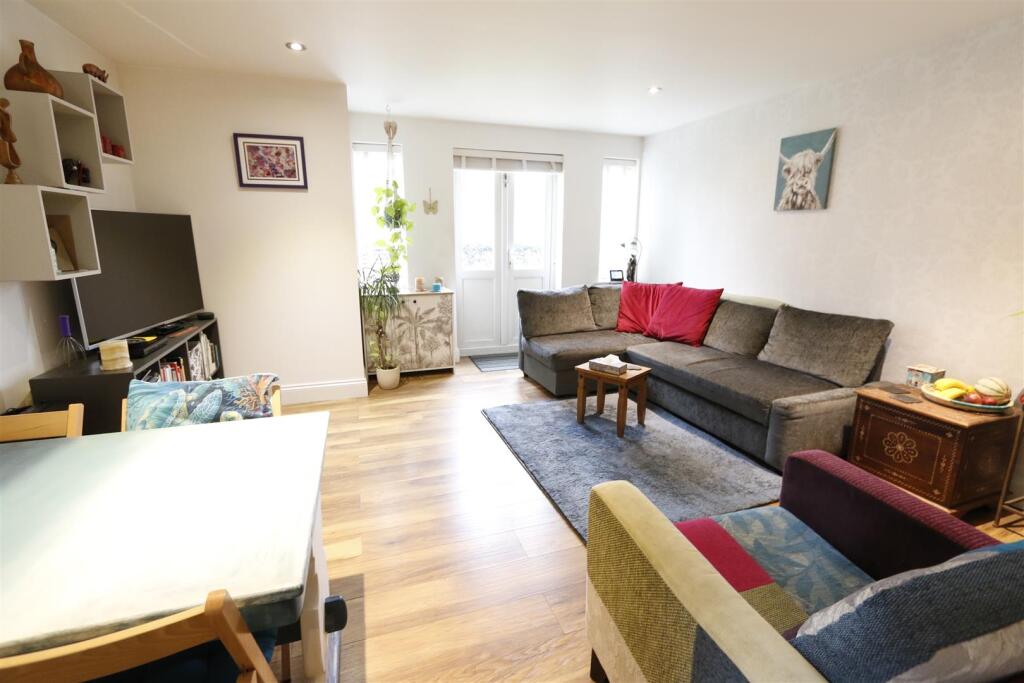 Coopers Court, SHEFFORD photo 3
