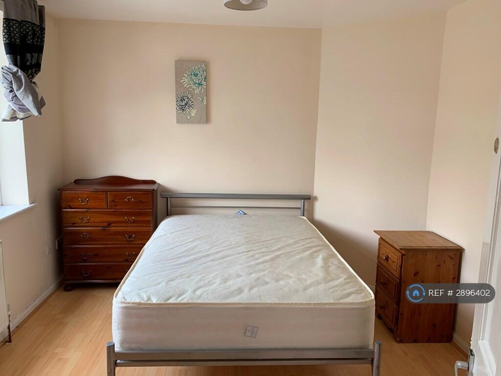 5 bedroom semi-detached house for rent