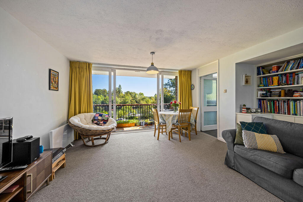 Apartment in London, Ham - View 4