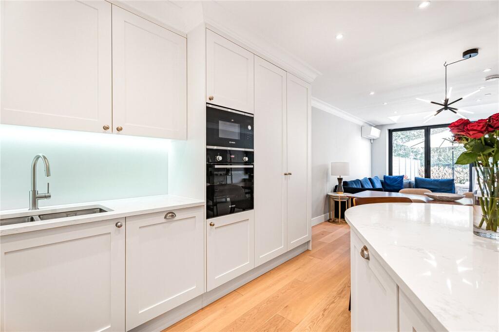 House in London, Whetstone - View 5