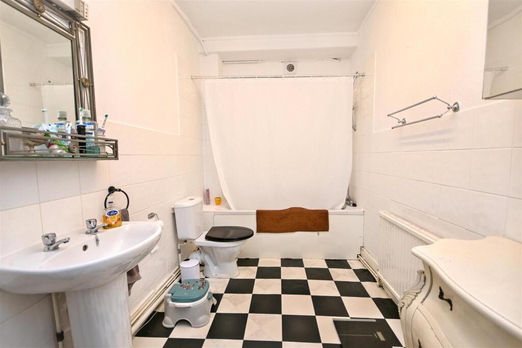 Apartment in Eastbourne, East Sussex - View 4