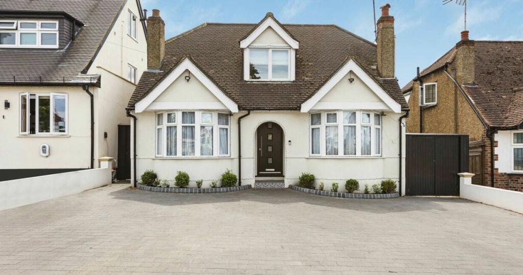 Main image of property: The Walk, Potters Bar, EN6 1QF