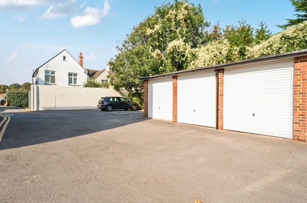 Apartment in Worthing, West Sussex - More