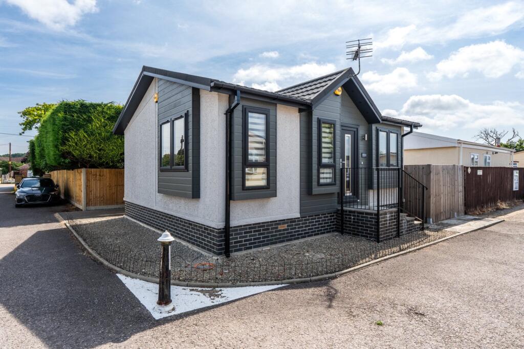 2-bed caravan on Lumby Drive Mobile Home Park, Ringwood, Hampshire, BH24, £180,000