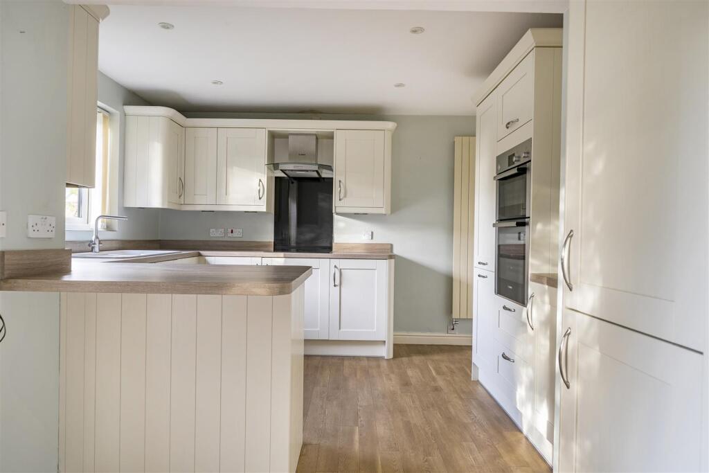 Cedar Close, Worton, Devizes photo 2