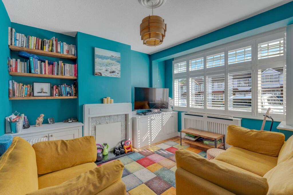 House in London, Worcester Park - View 2