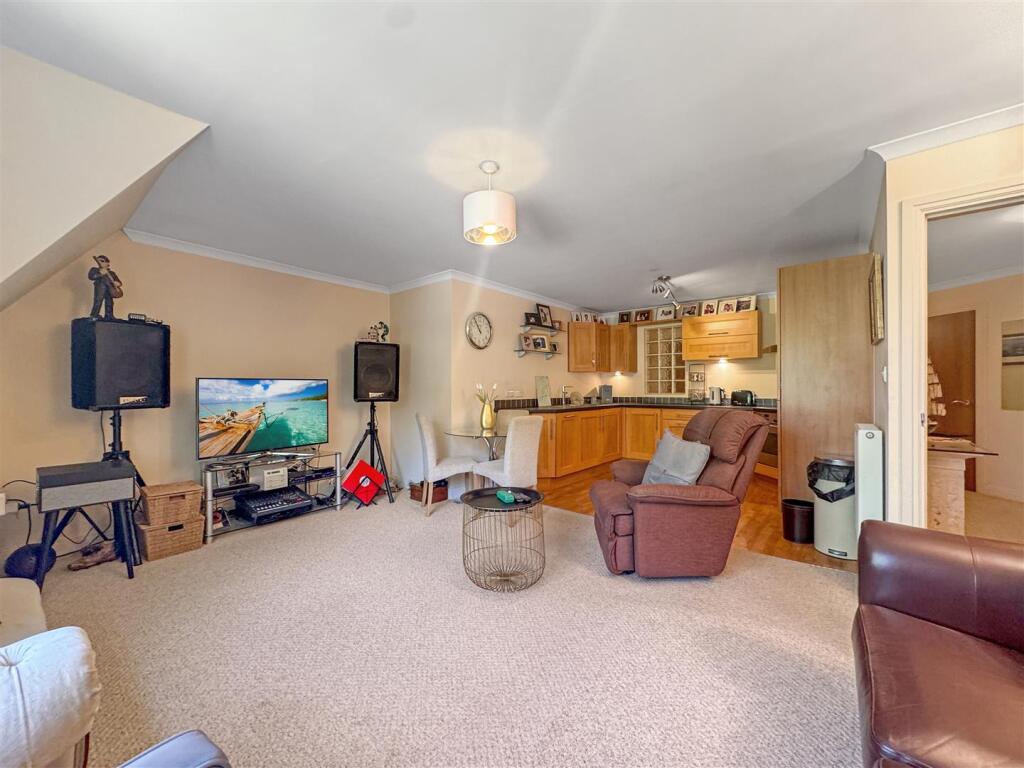 Apartment in Blaby, Narborough - View 5