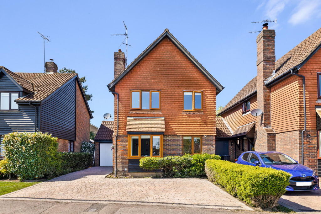 4-bed detached on Victoria Way, East Grinstead, RH19 4RY, £550,000