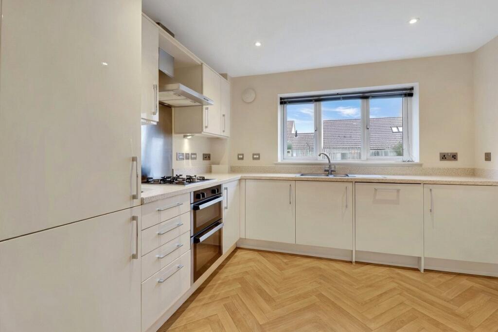 44, Sea King Close photo 4