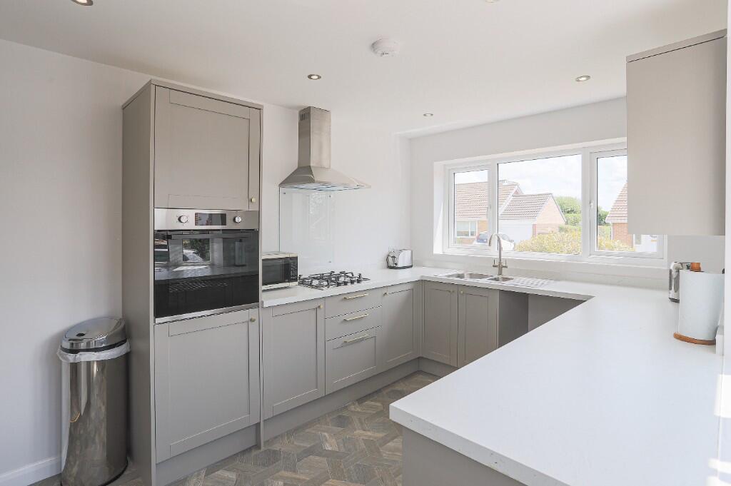 Cedar Close, Pontefract, West Yorkshire, WF8 photo 4