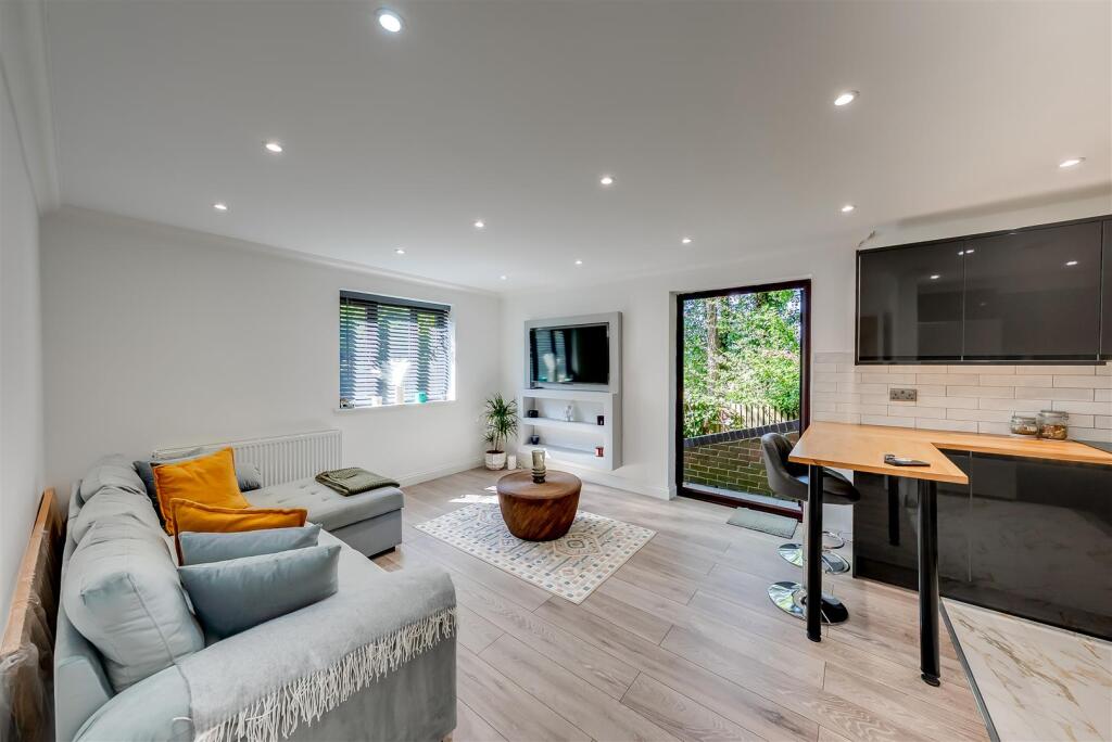Apartment in Dartford - View 3
