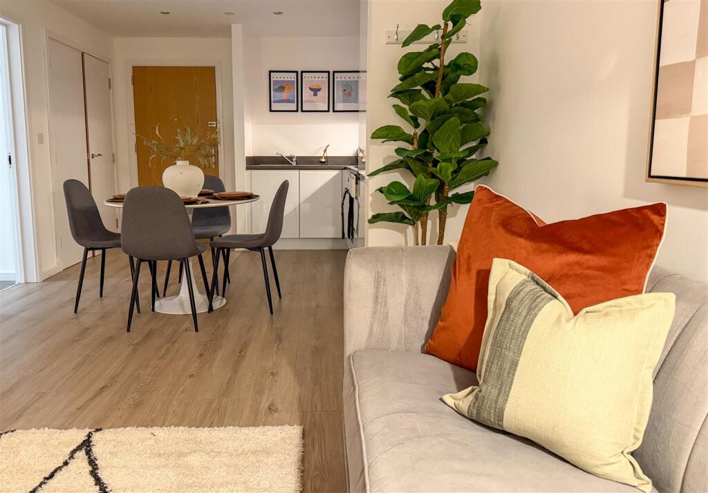 Apartment in Salford, Greater Manchester - View 3