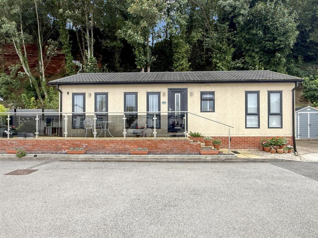 2-bed caravan on Cliff Road, Radcliffe-On-Trent, Nottingham, £155,000