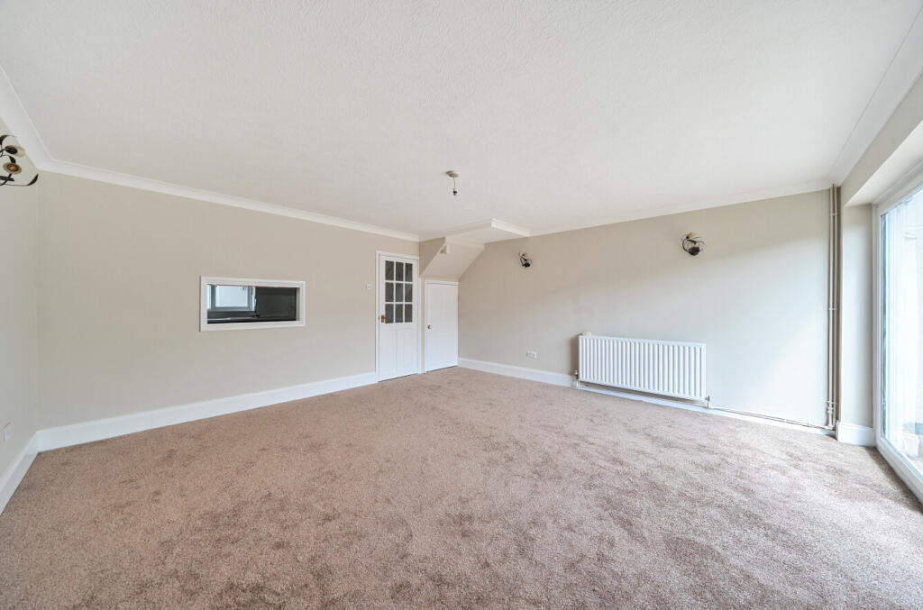 House in Dunstable, Central Bedfordshire - More