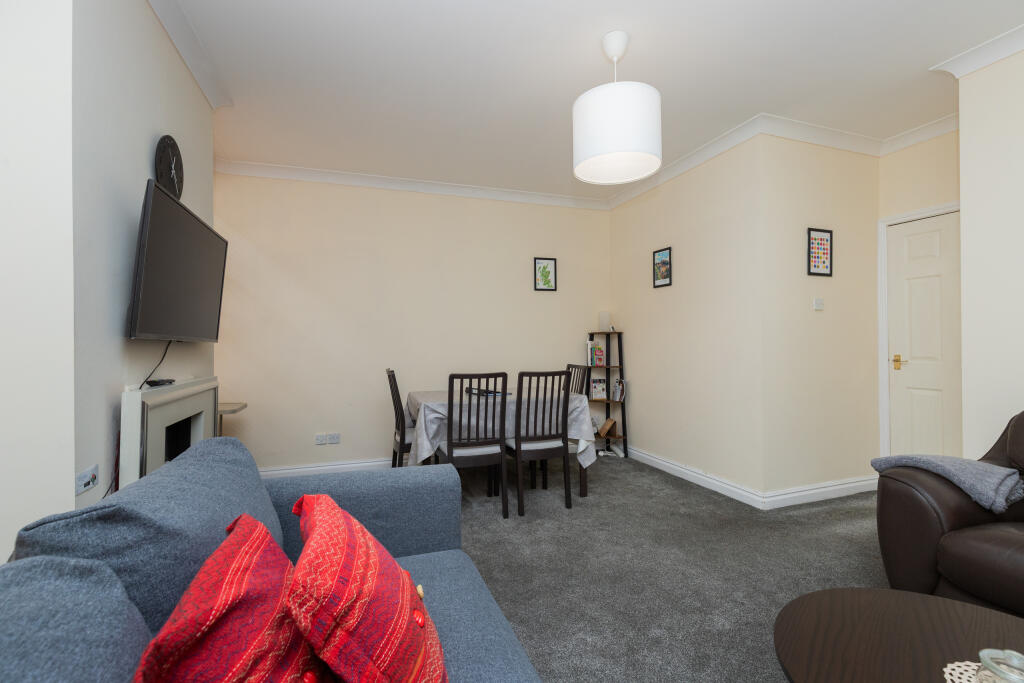Apartment in Paisley, Renfrewshire - More
