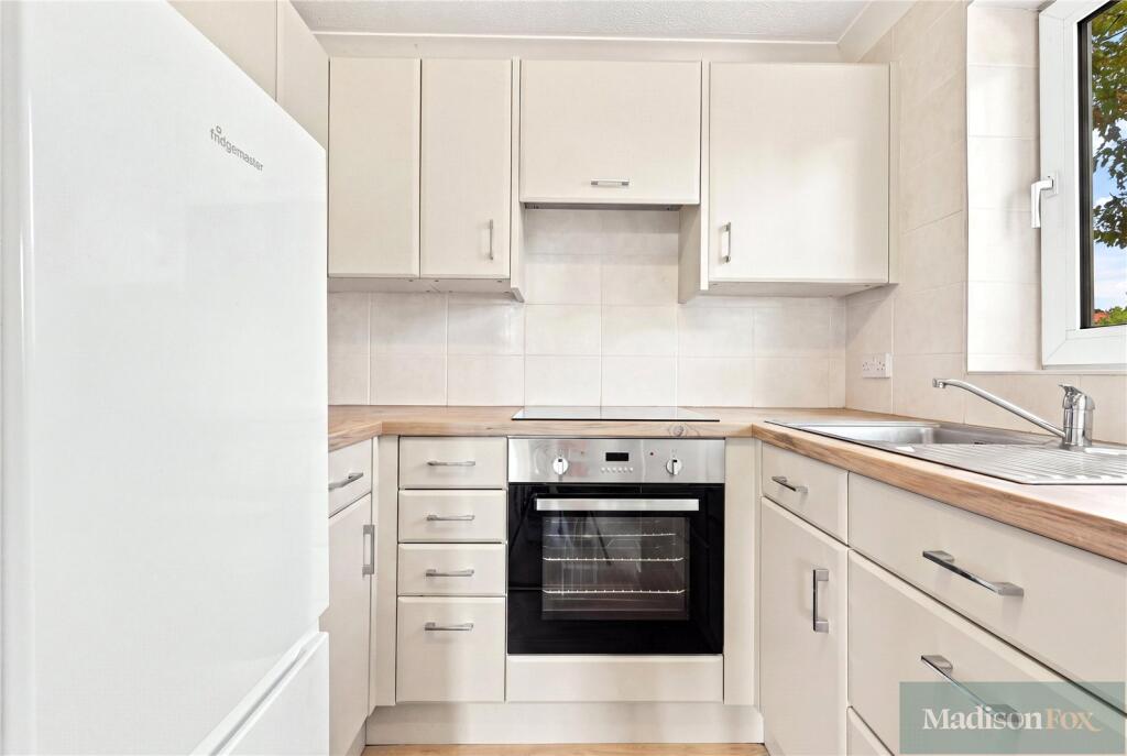 Apartment in Epping Forest, Loughton - More