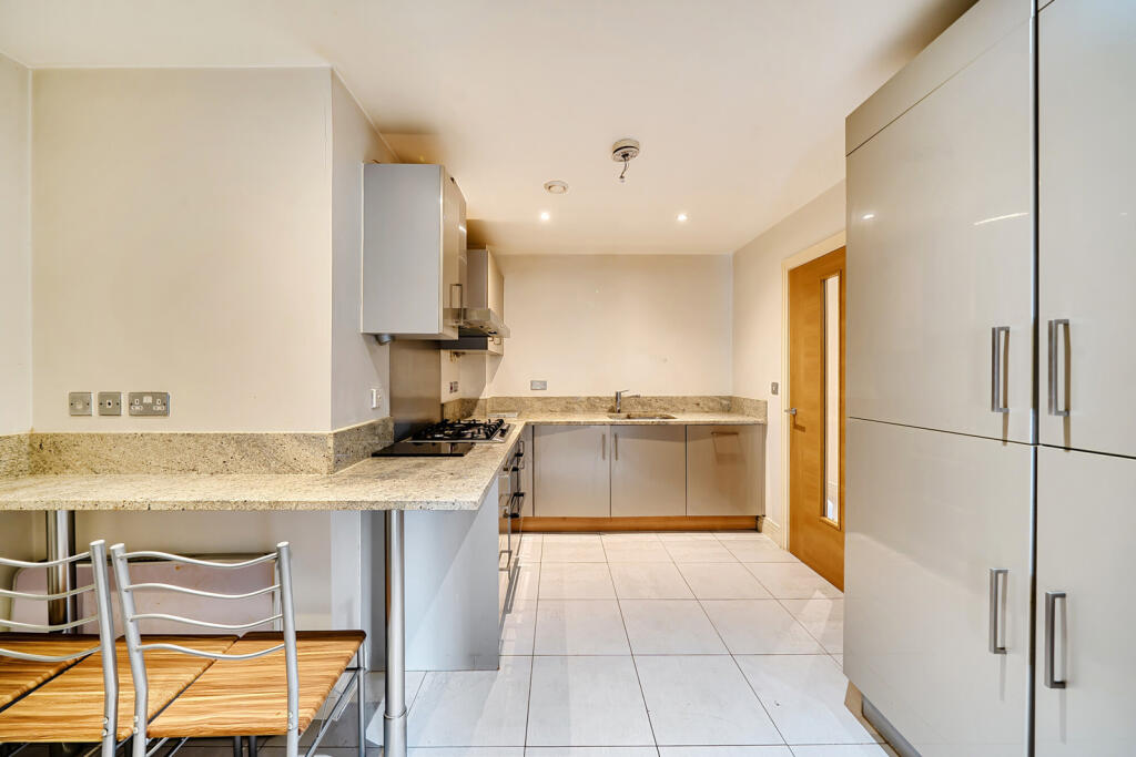 Apartment in Southall - View 4