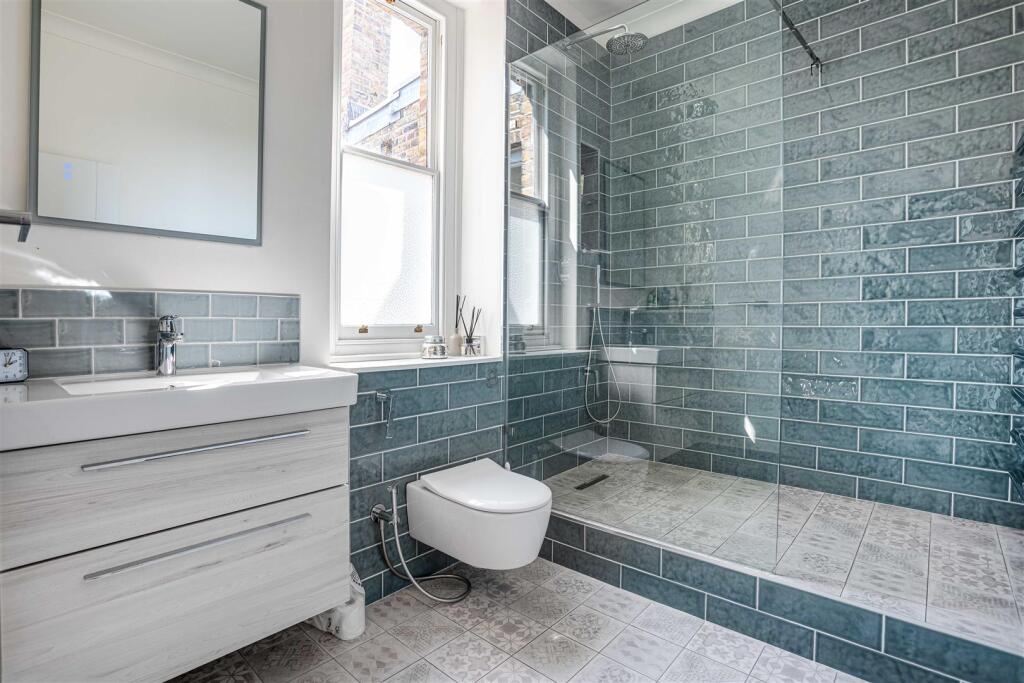 Apartment in London, Wandon Estate, Fulham - More