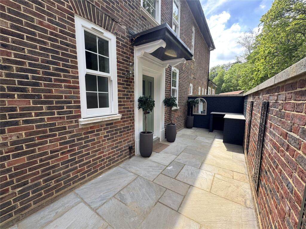 2-bed flat on Brunswick Road, Deepcut, Camberley, Surrey, GU16, £450,000