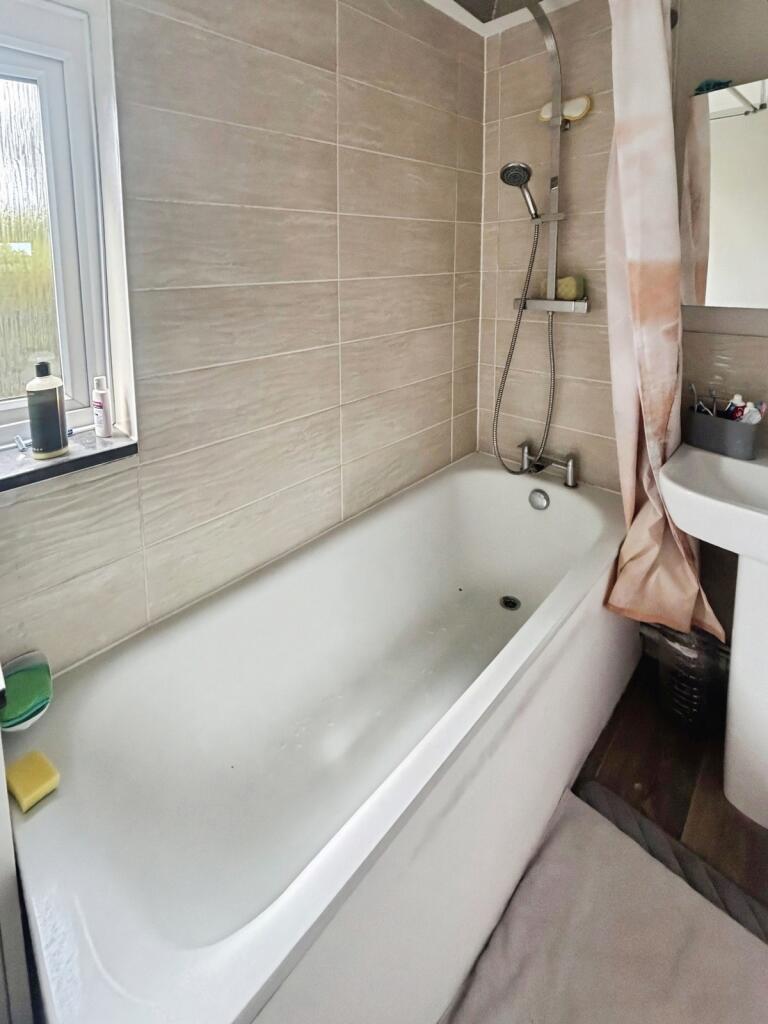 Apartment in Kingston upon Thames - View 5