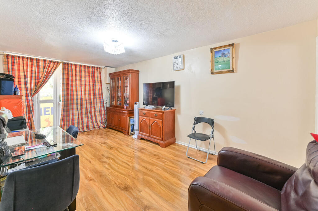 Apartment in London, Bells Gardens Estate, Peckham - View 5