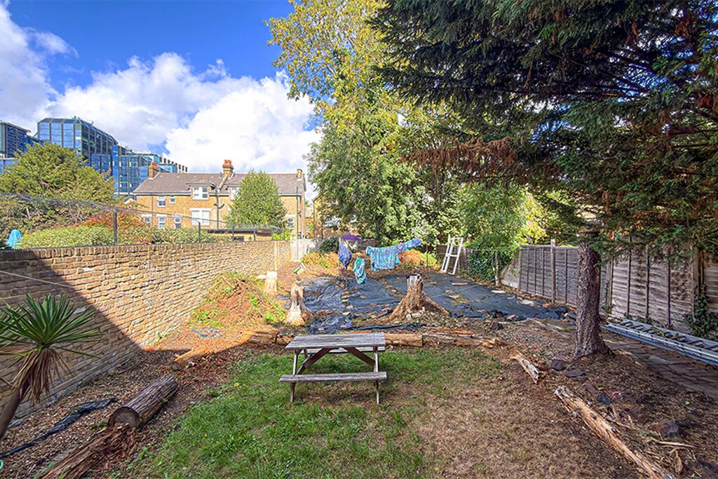 House in Croydon - View 4