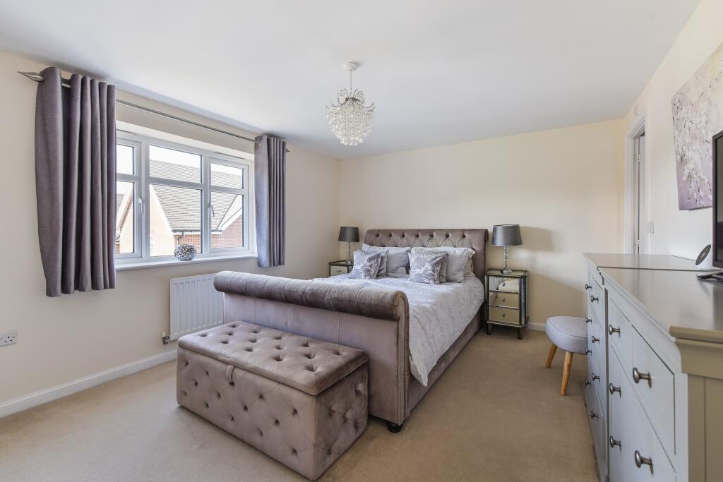 House in East Hampshire, Clanfield - More