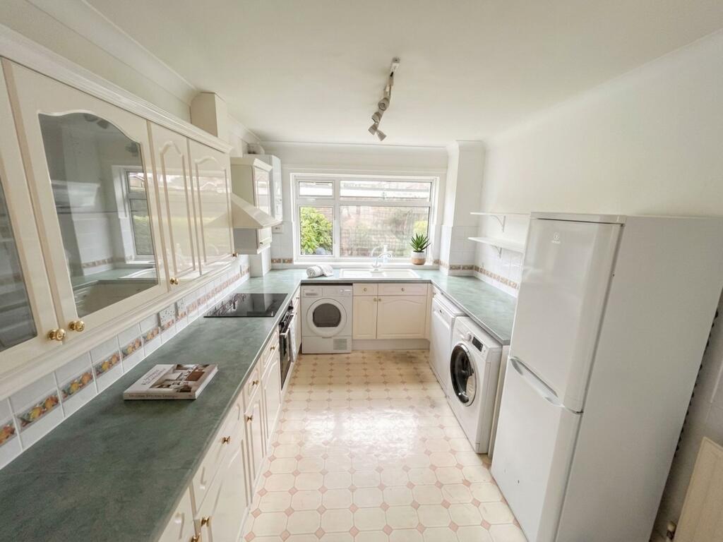 Apartment in Milford on Sea, Milford-on-Sea - View 3