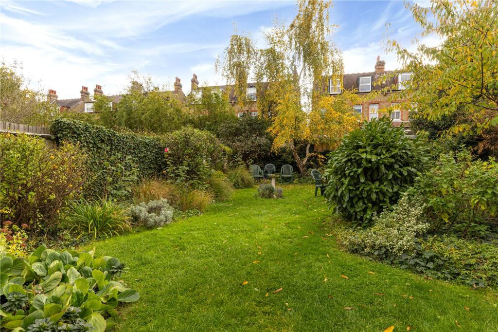 Montolieu Gardens, London, SW15 photo 3