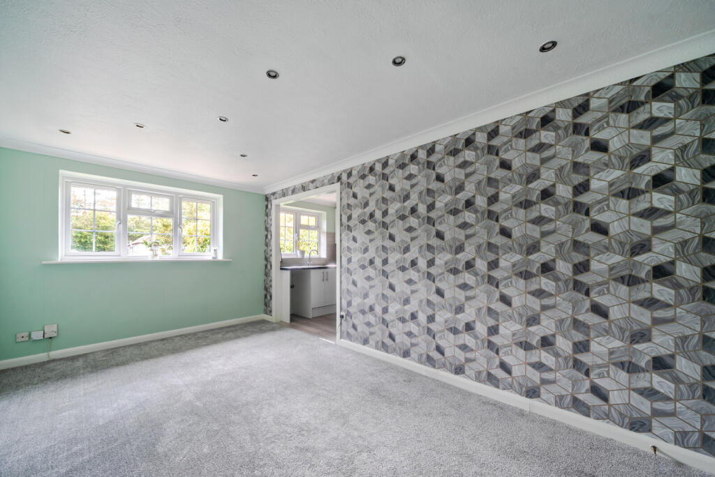 Apartment in Runnymede, Addlestone - View 2