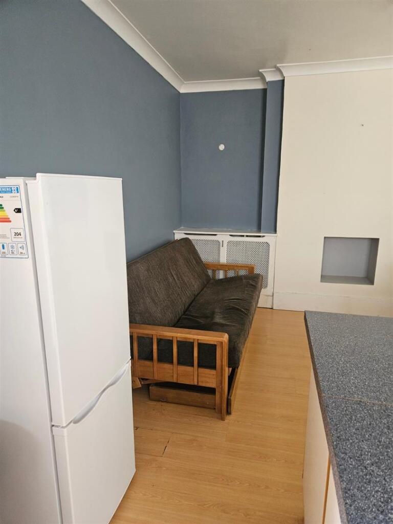 5 bedroom end of terrace house for rent