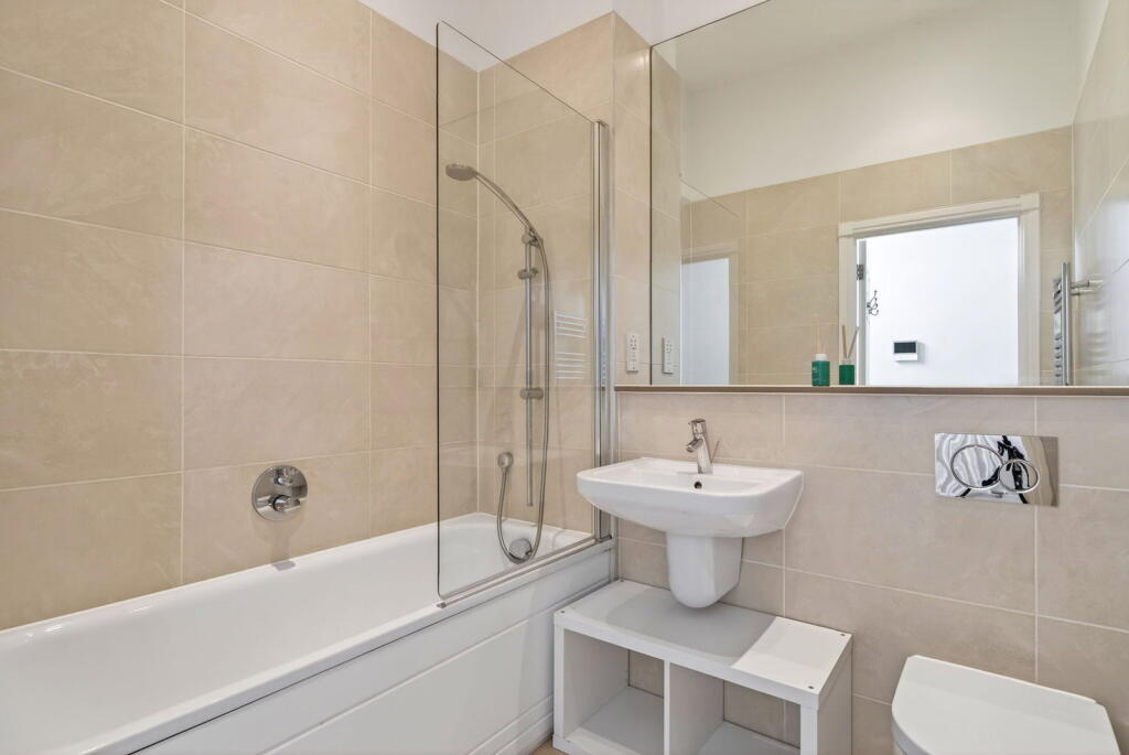 Glanville Way, Epsom, KT19 8HQ photo 5