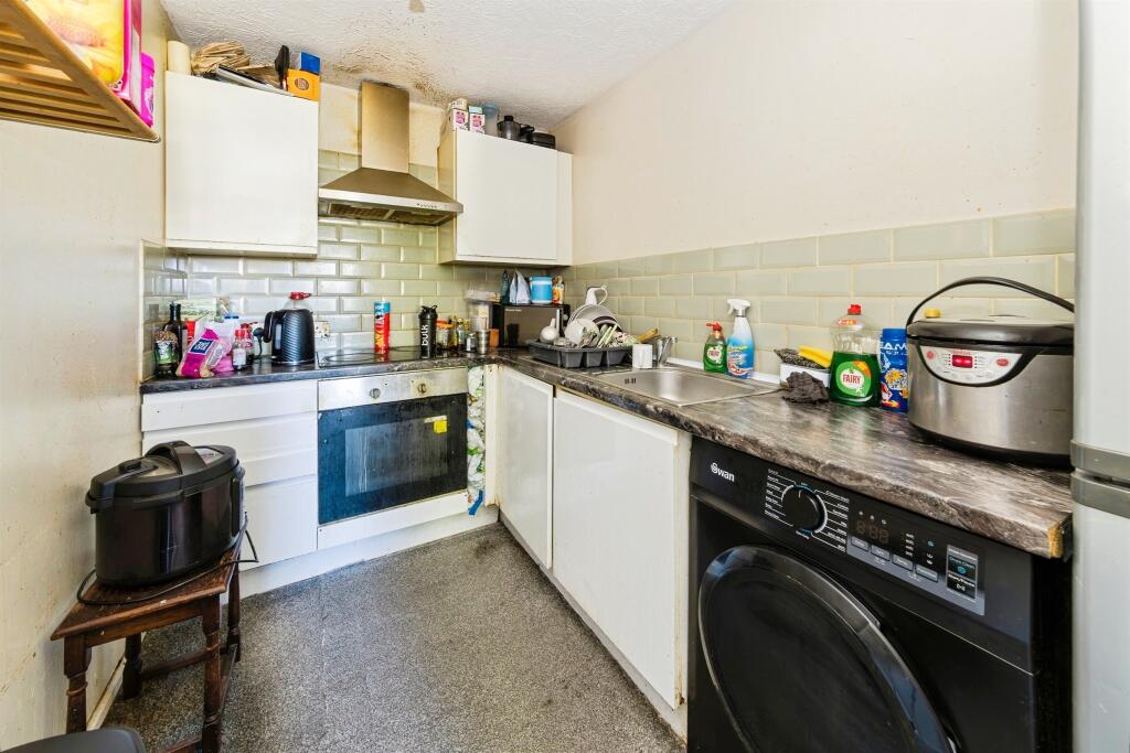 Apartment in Crawley, Maidenbower, Worth - View 5