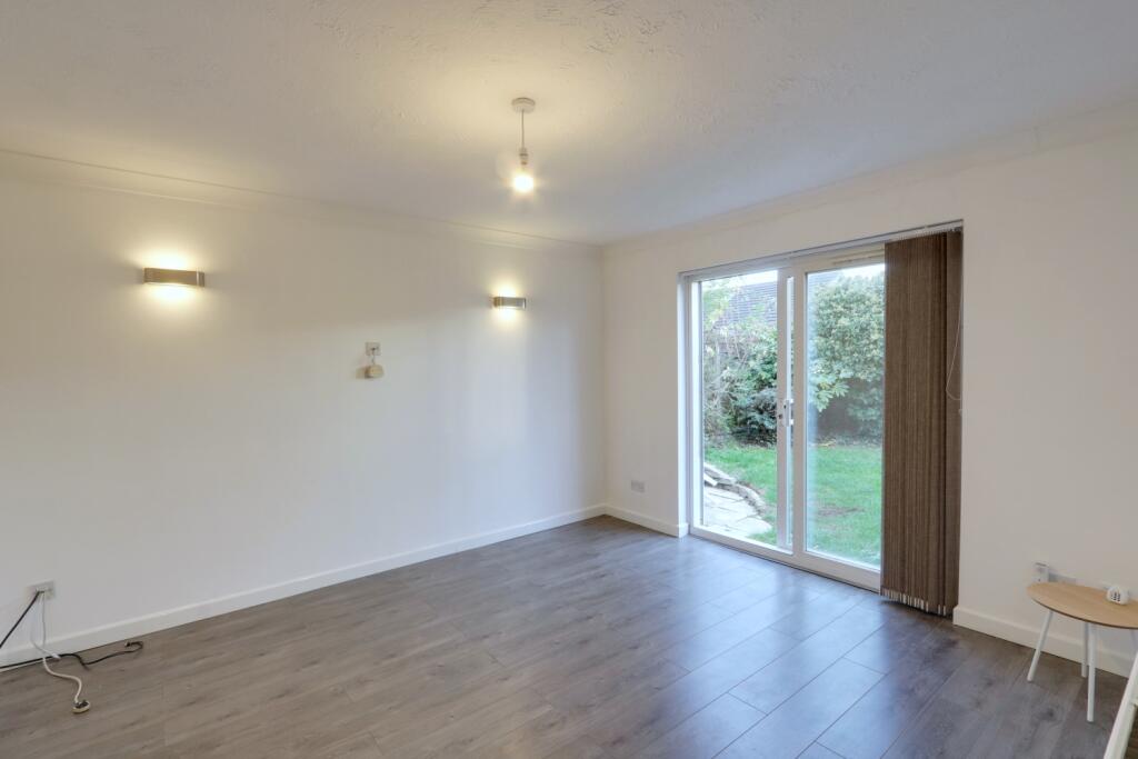 Roserna Road, Canvey Island, Essex, SS8 photo 2