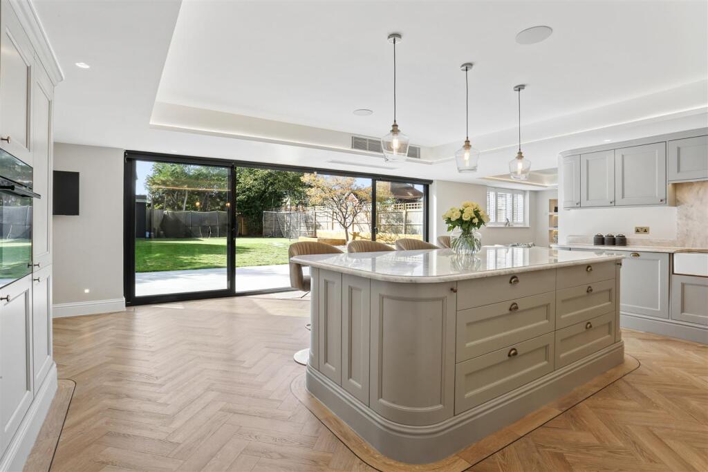 House in Kingston upon Thames - More