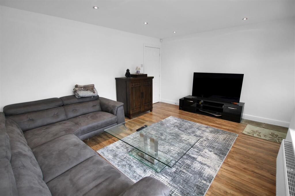 Lawns Square, New Farnley, Leeds photo 4