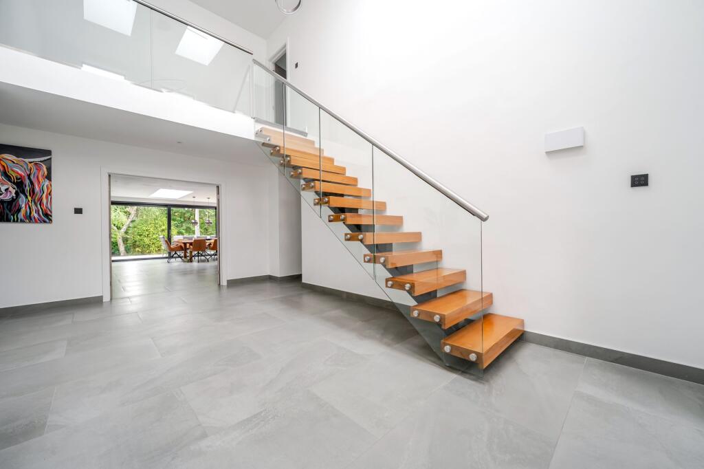 Pine Drive, Finchampstead, RG40 photo 3