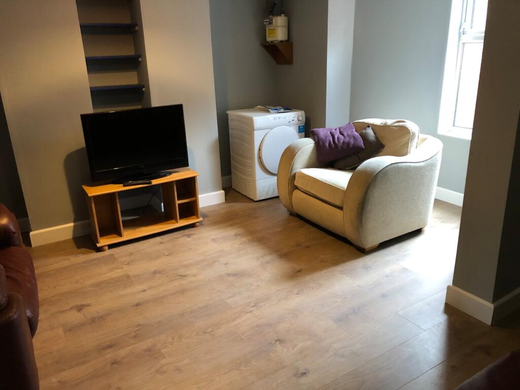 6 bedroom terraced house for rent