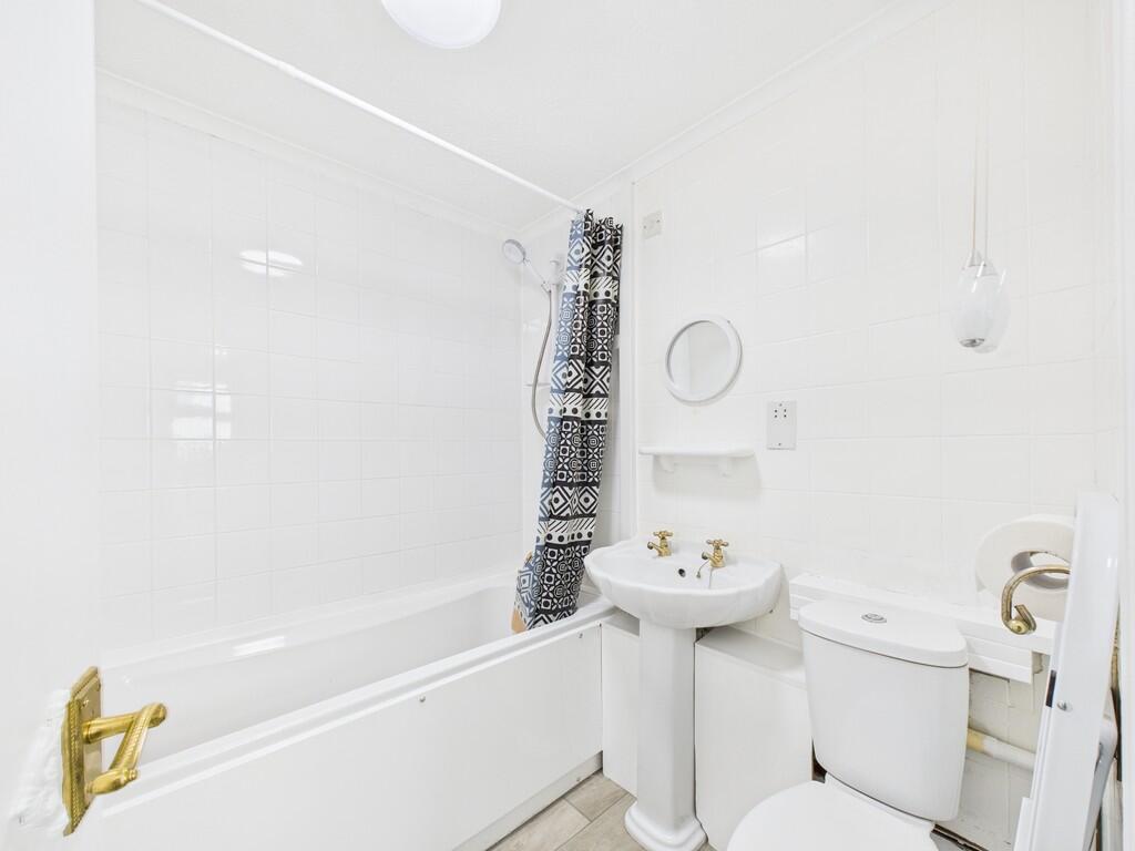 Apartment in Worthing, West Sussex - More